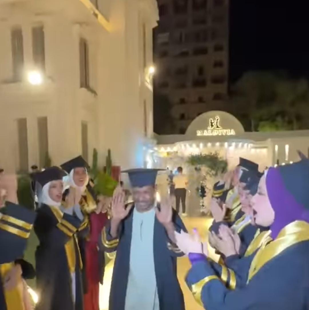 تكريم عامل كلية جامعة جنوب الوادي