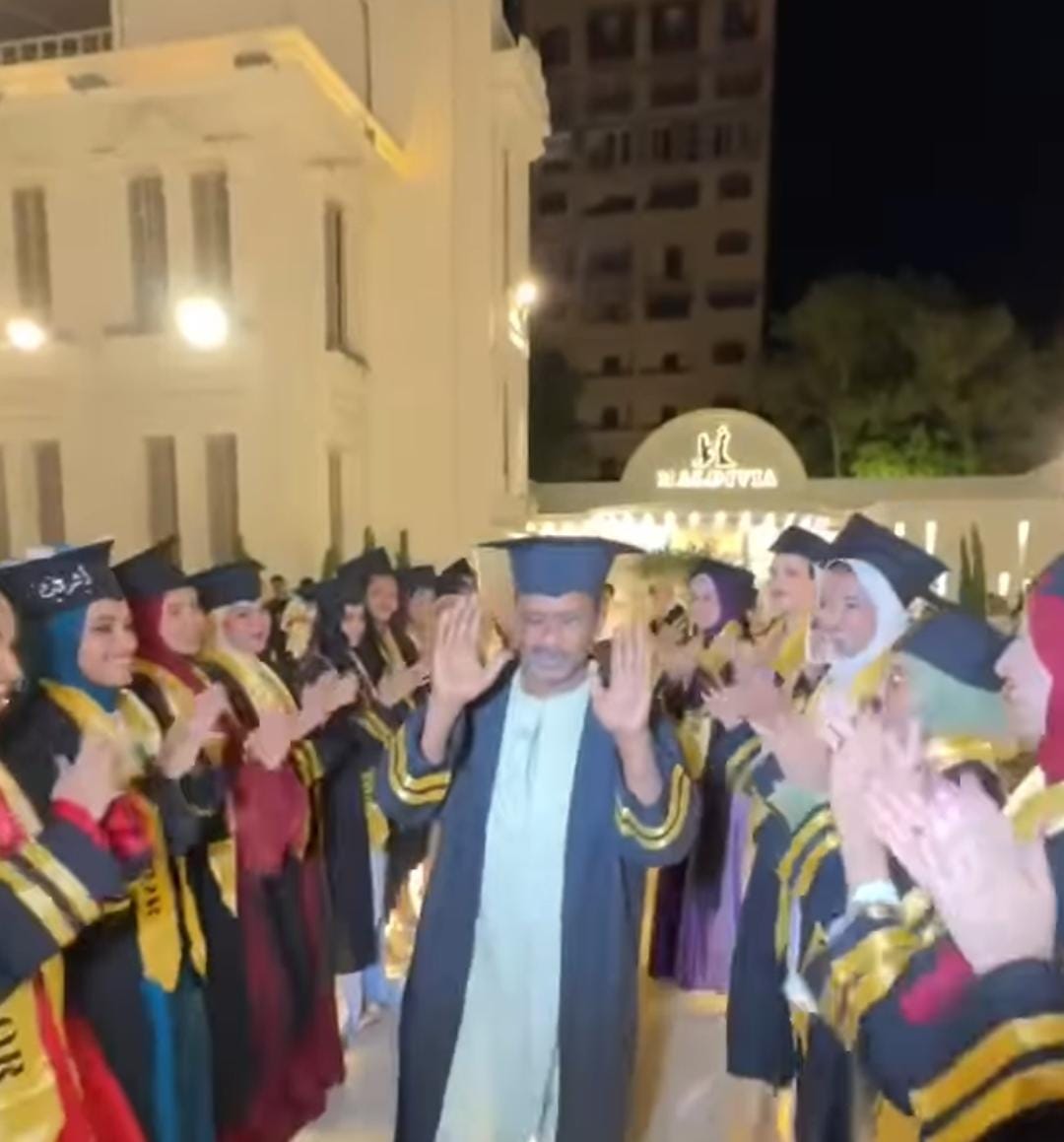 تكريم عامل كلية جامعة جنوب الوادي