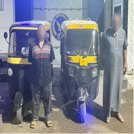 القبض علي سائقي توك توك يسيران عكس الإتجاه أعلي كوبري بالشرقية