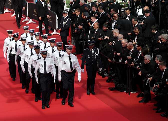 ضباط الشرطة  على السجادة الحمراء في حفل ختام مهرجان كان السينمائي