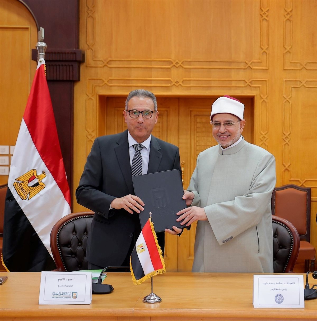 رئيس البنك الأهلى مع رئيس جامعة الأزهر