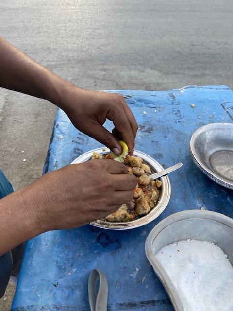 عم سيد اقدم بائع للفول النابت بالأقصر