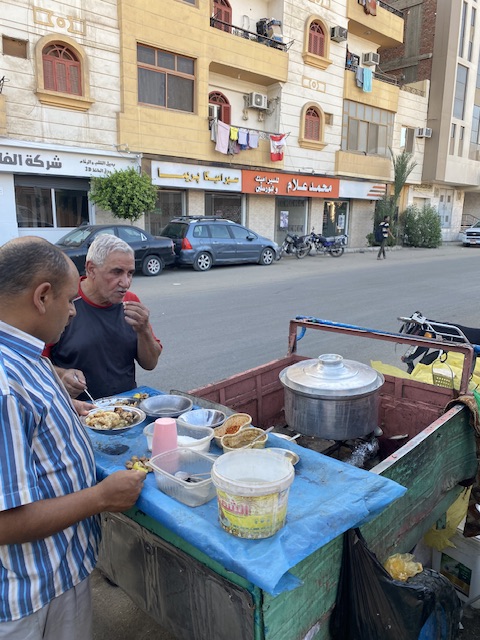 عم سيد اقدم بائع للفول النابت بالأقصر
