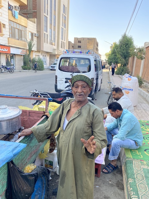 عم سيد اقدم بائع للفول النابت بالأقصر