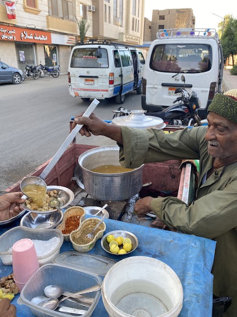 عم سيد اقدم بائع للفول النابت بالأقصر