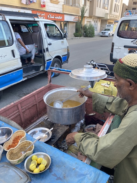 عم سيد اقدم بائع للفول النابت بالأقصر