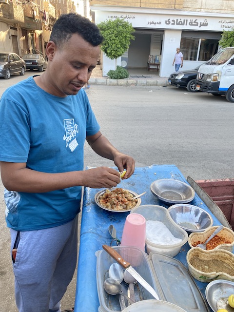 عم سيد اقدم بائع للفول النابت بالأقصر