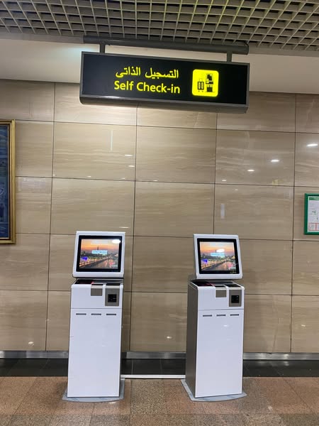  25 جهاز لإنهاء إجراءات السفر ذاتيا بمطار القاهرة الدولي 