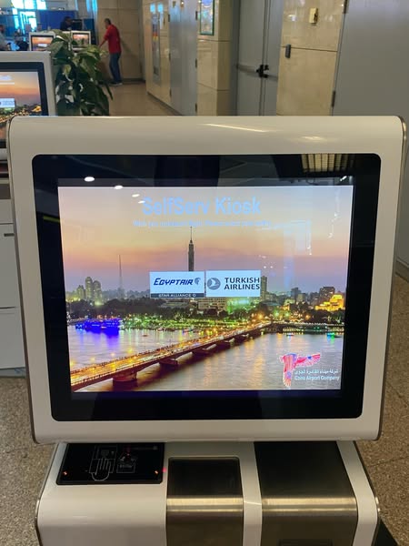  25 جهاز لإنهاء إجراءات السفر ذاتيا بمطار القاهرة الدولي 