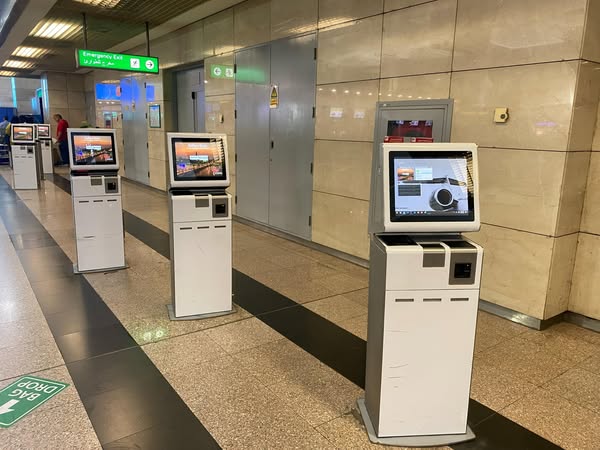  25 جهاز لإنهاء إجراءات السفر ذاتيا بمطار القاهرة الدولي 