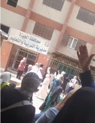 جانب من وقفة أولياء الأمور