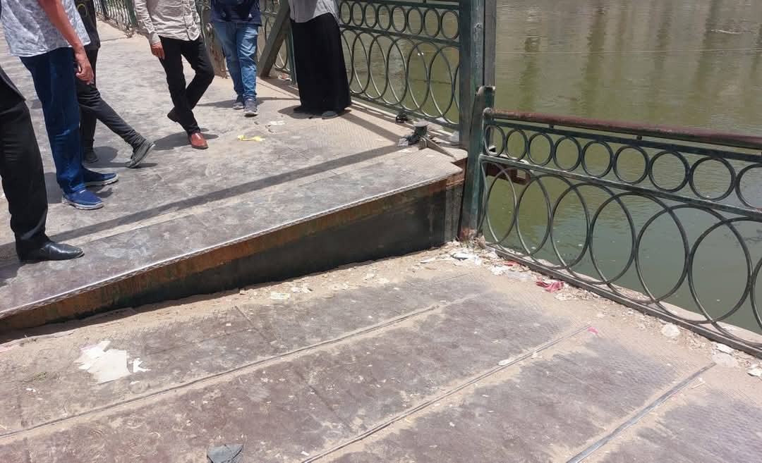 غلق كوبري كفر الدوار العائم بسبب هبوط بعض أجزائه