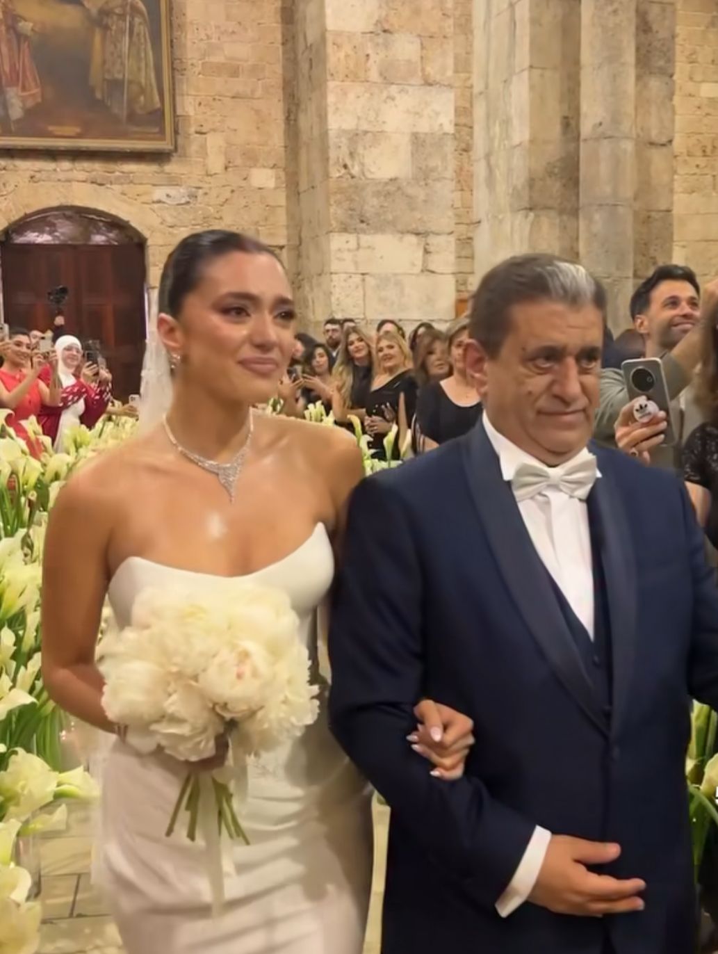 اللحظات الأولى من حفل زفاف اللبنانية ستيفاني عطالله