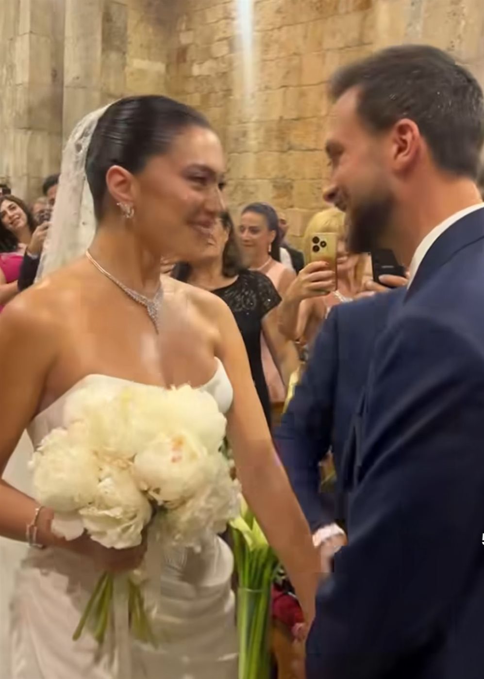 اللحظات الأولى من حفل زفاف اللبنانية ستيفاني عطالله