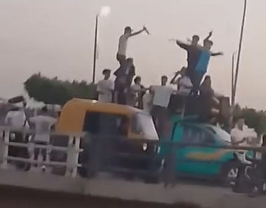 القبض علي 5 شباب أوقفوا سيارة وسط الطريق بالشرقية