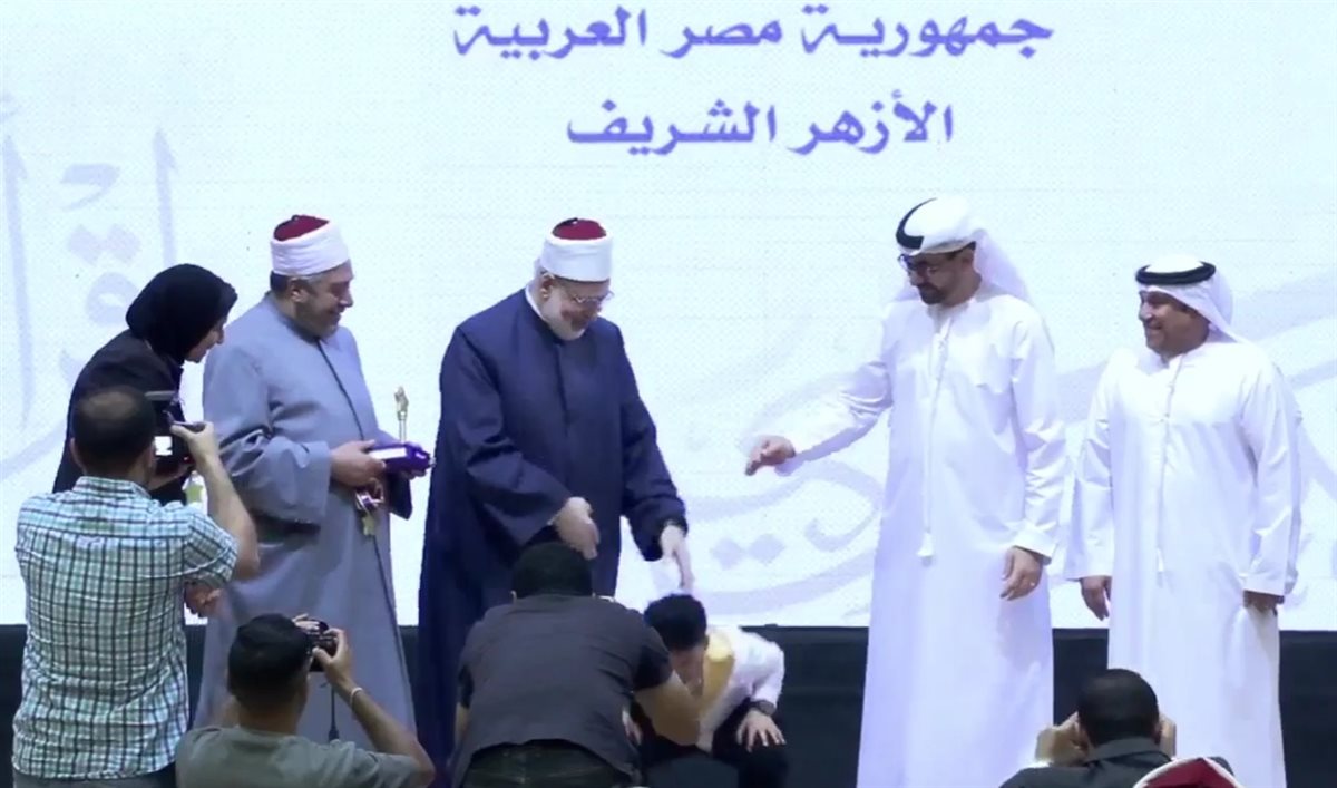 طار من الفرحة.. الطالب محمد الحسنين يخر ساجدا بعد فوزه بالمركز الأول في تحدي القراءة العربي ويحتضن وكيل الأزهر