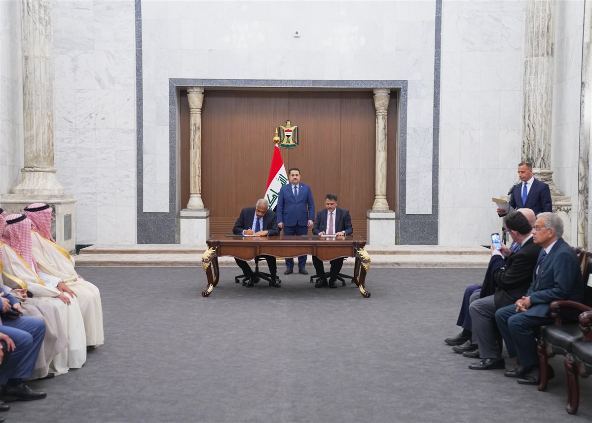 جانب من التوقيع