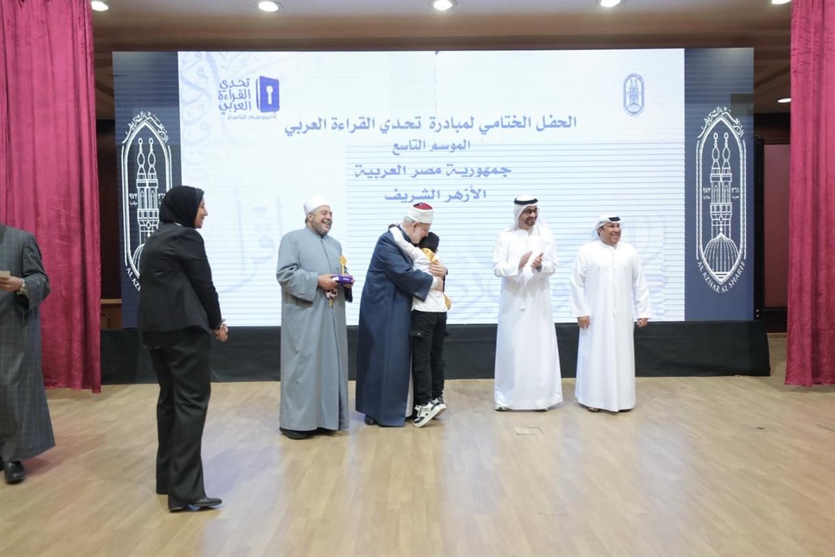 سجدة شكر تتوّج الفوز.. طالب أزهري يحقق المركز الأول في «تحدي القراءة العربي»
