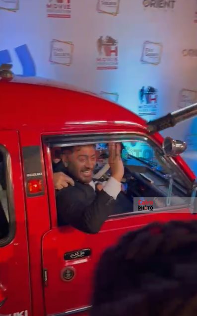 بـ عربية سوزوكي.. دخول مفاجىء لتامر حسني في العرض الخاص لفيلمه الجديد ريستارت