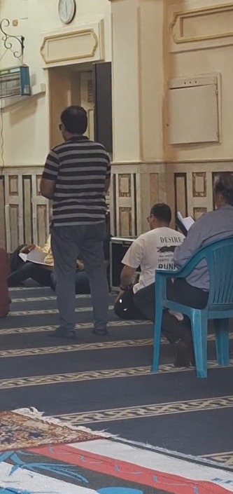 وصول جثمان والد المؤلف إياد صالح لمسجد مصطفى محمود استعدادًا لصلاة الجنازة