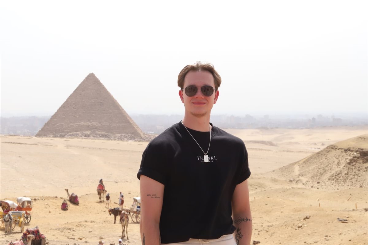 السياحة تنظم زيارة للمشاركين في عروض ديزني على الجليد لمنطقة أهرامات الجيزة والمتحف المصري الكبير