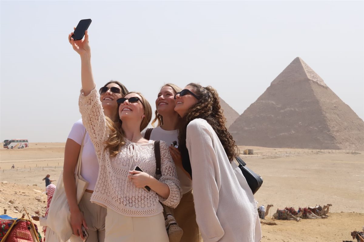 السياحة تنظم زيارة للمشاركين في عروض ديزني على الجليد لمنطقة أهرامات الجيزة والمتحف المصري الكبير