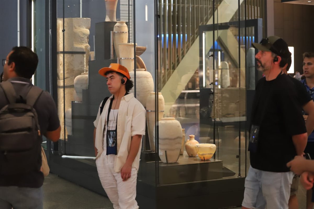 السياحة تنظم زيارة للمشاركين في عروض ديزني على الجليد لمنطقة أهرامات الجيزة والمتحف المصري الكبير