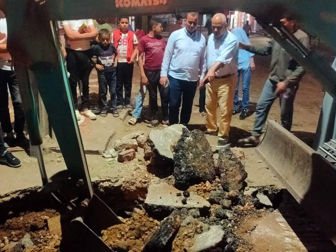 هبوط أرضي بسبب كسر ماسورة مياه بسمنود