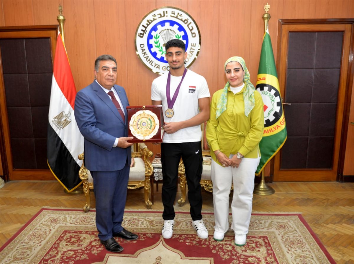 محافظ الدقهلية يكرم بطل أفريقيا في السباحة البطل حاتم أشرف كامل
