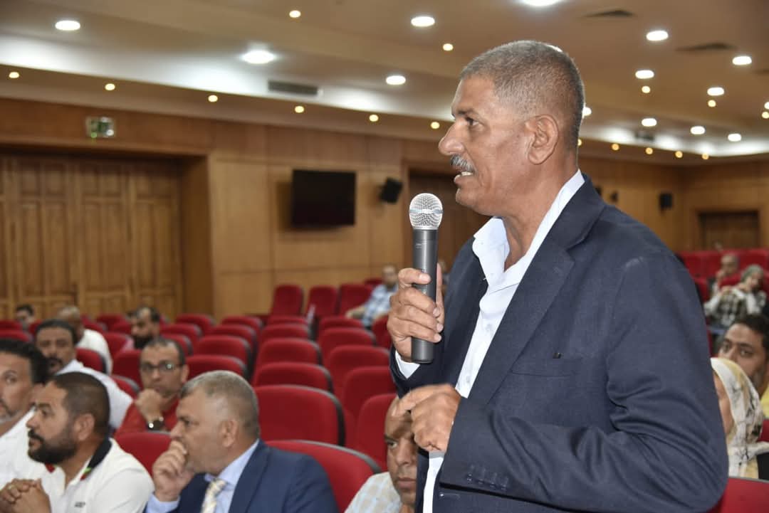 لقاء محافظ بورسعيد بـ مؤجروا الشماسي والكراسي 