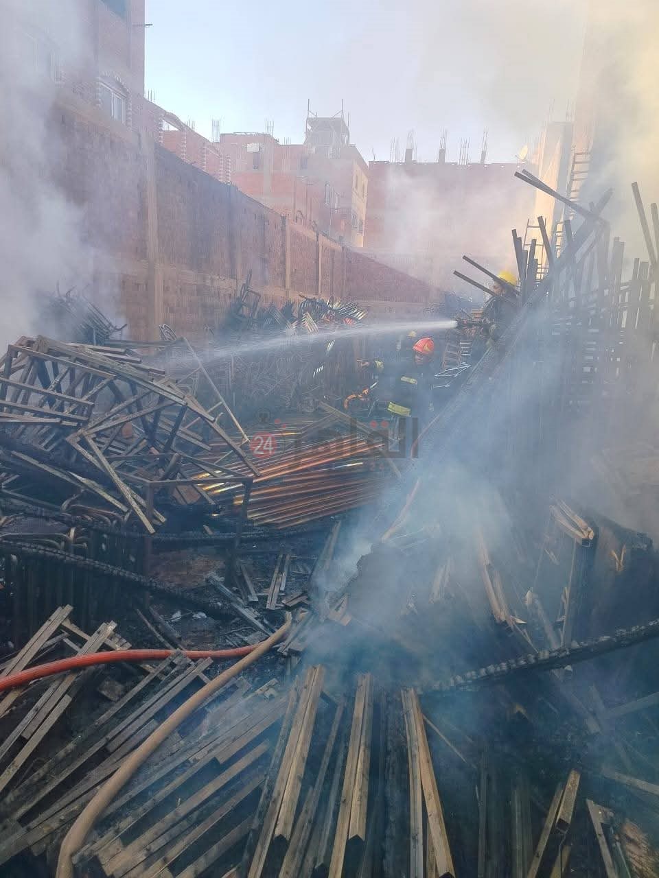 حريق هائل يلتهم مخزن فراشة