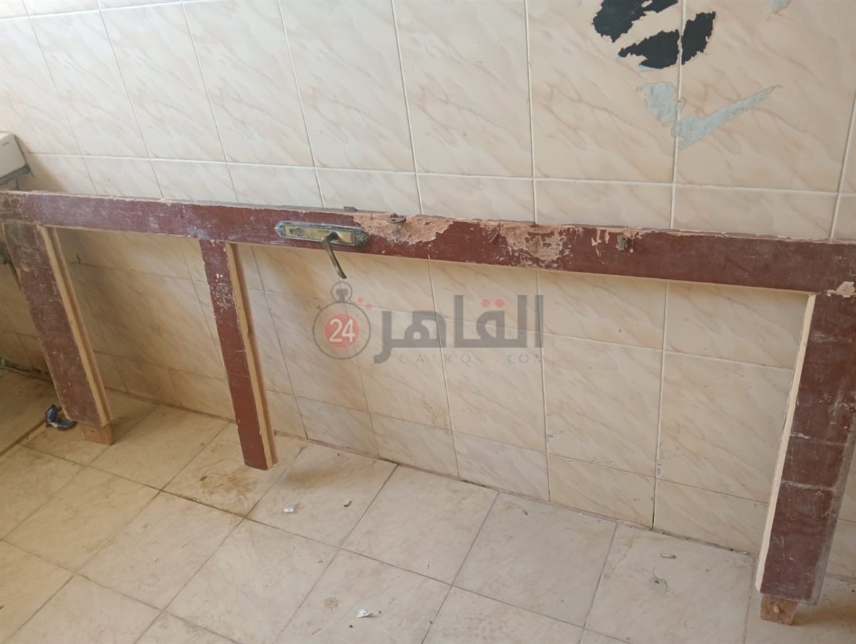 كسر باب في المدرسة