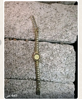 ساعة من متعلقات الفتاة