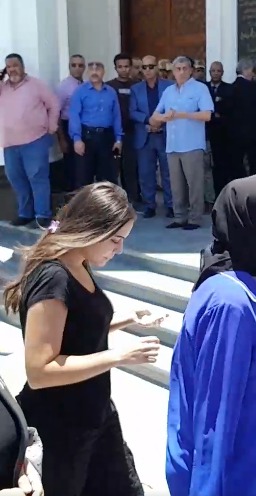 بكاء وانهيار وئام مجدي لحظة وصول جثمان جدتها لمسجد فاطمة الشربتلي