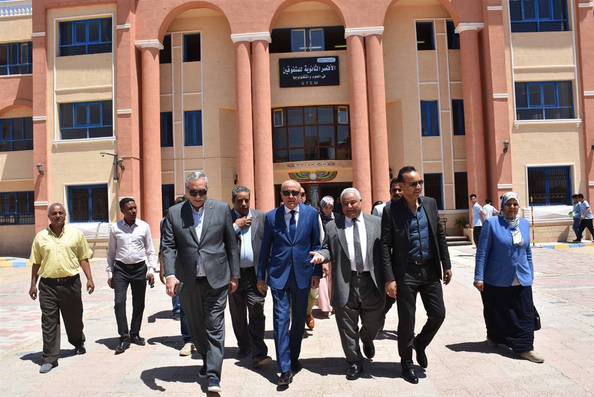 محافظ الأقصر يتفقد مدرسة المتفوقين