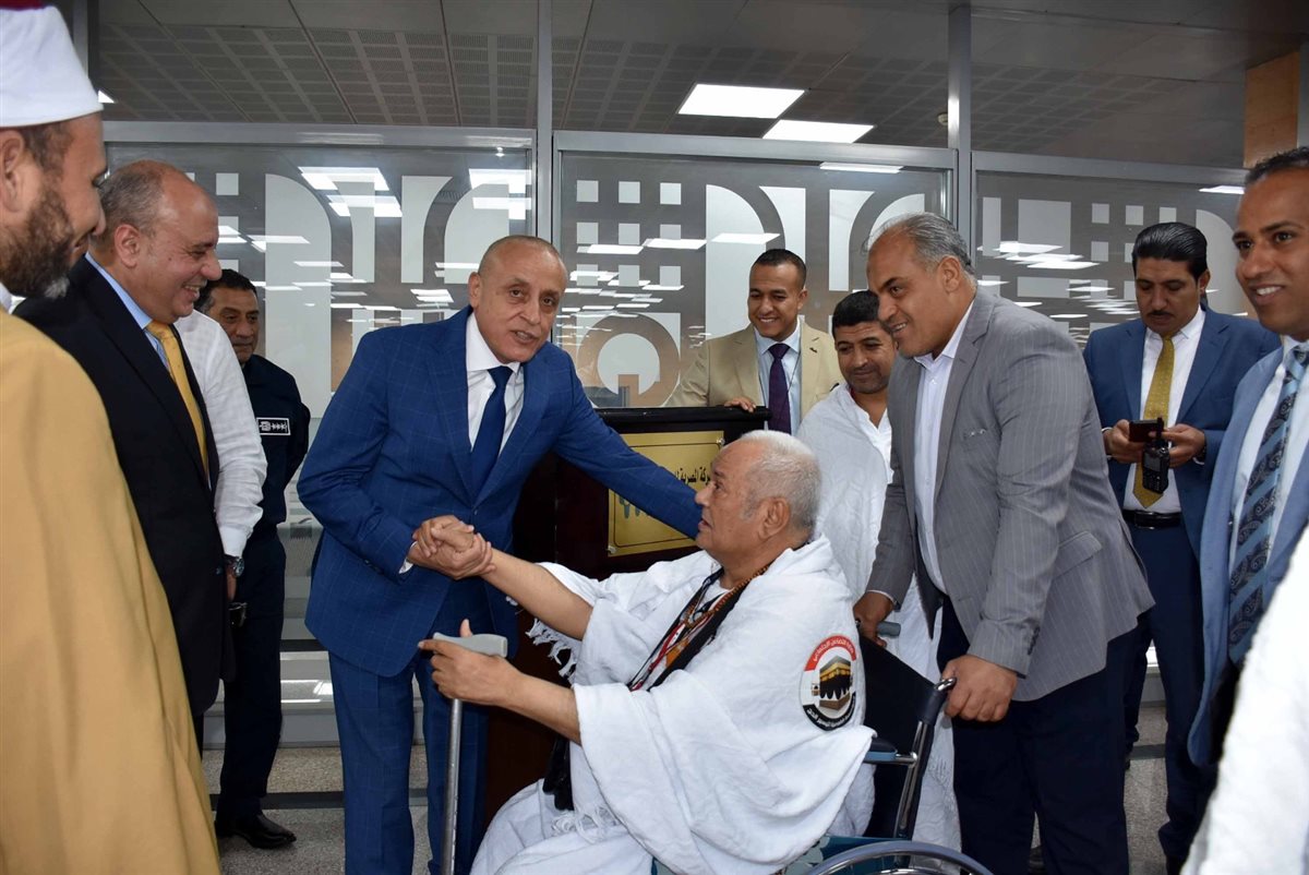 محافظ الأقصر يودع الحجاج بالمطار