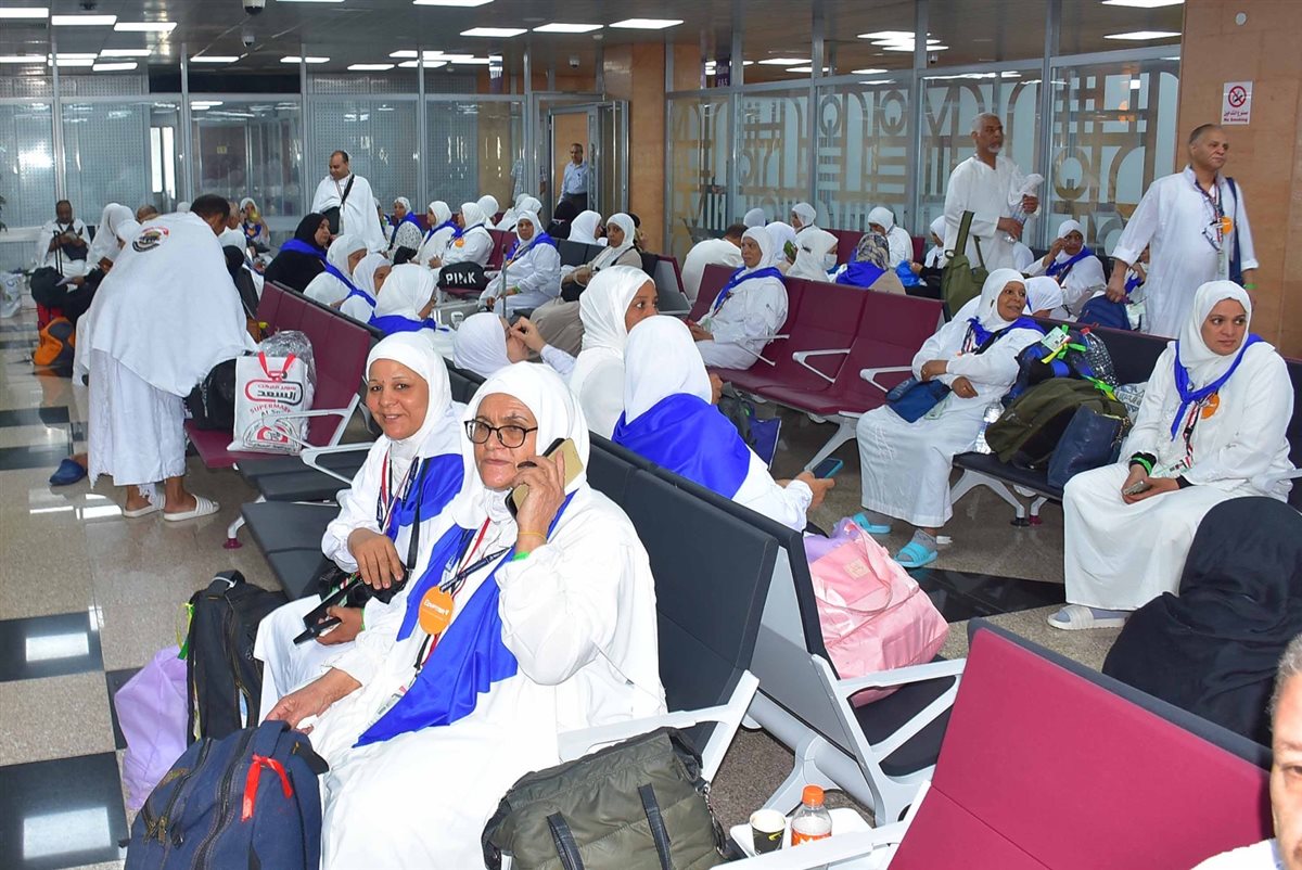 محافظ الأقصر يودع الحجاج بالمطار