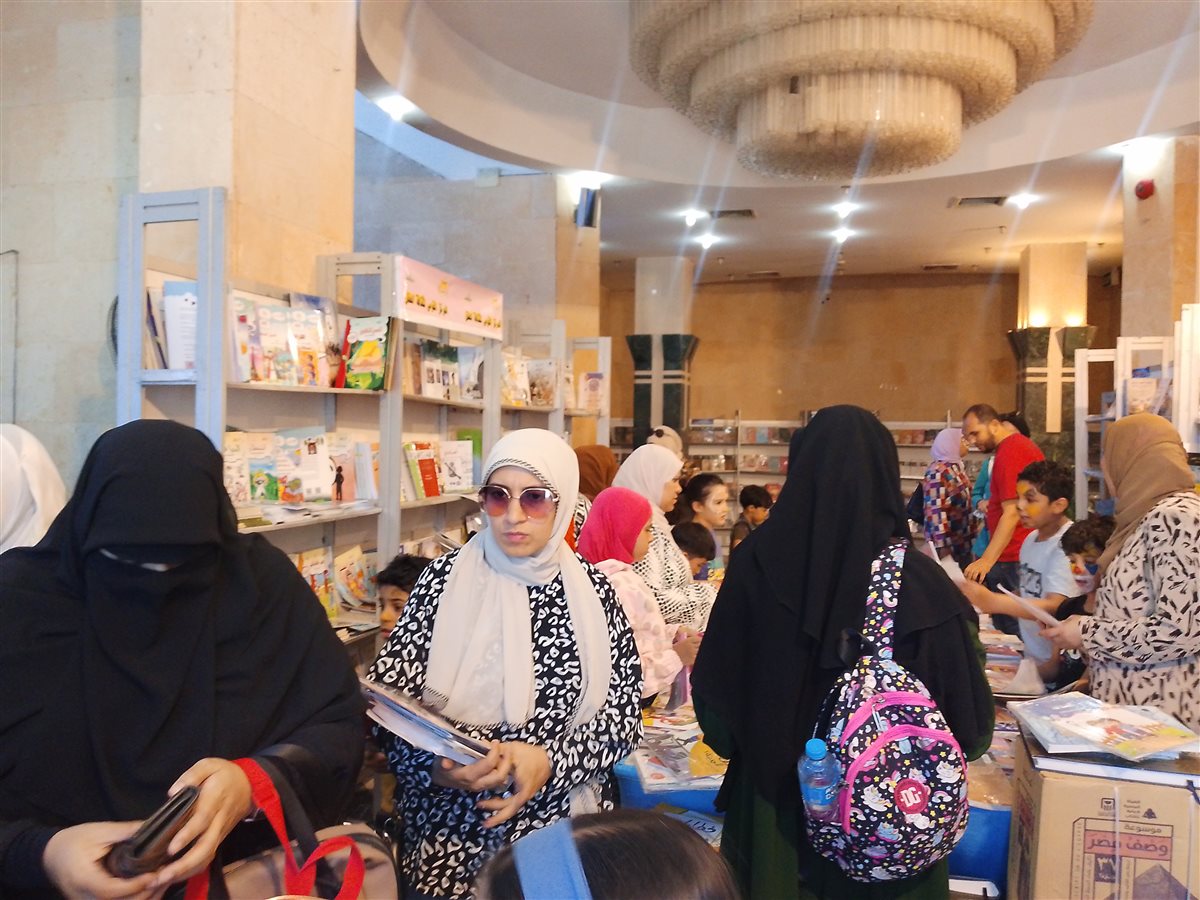 إقبال على معرض الكتاب بالدقهلية 