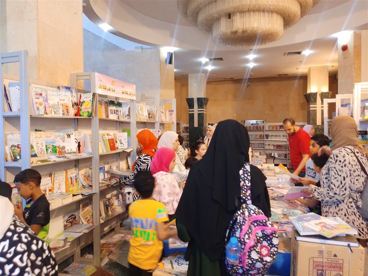 إقبال على معرض الكتاب بالدقهلية 
