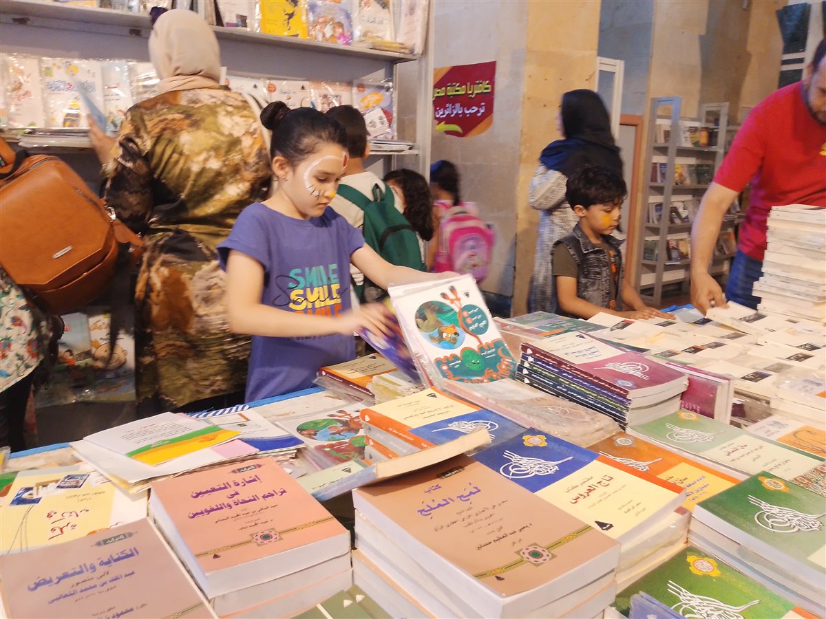 إقبال على معرض الكتاب بالدقهلية 