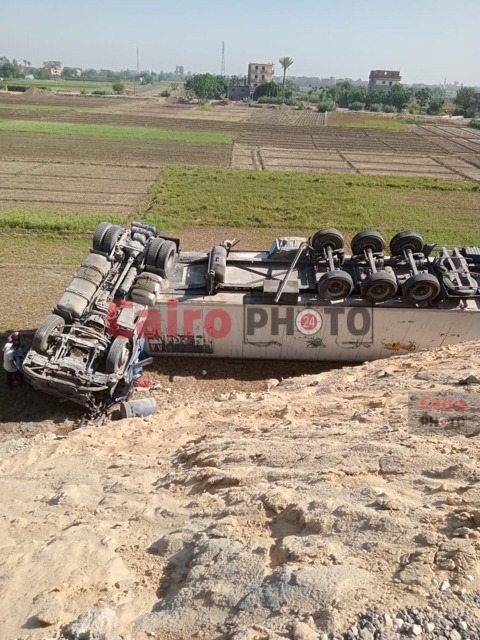 انقلاب سيارة نقل ثقيل من أعلى الطريق الإقليمي بالمنوفية