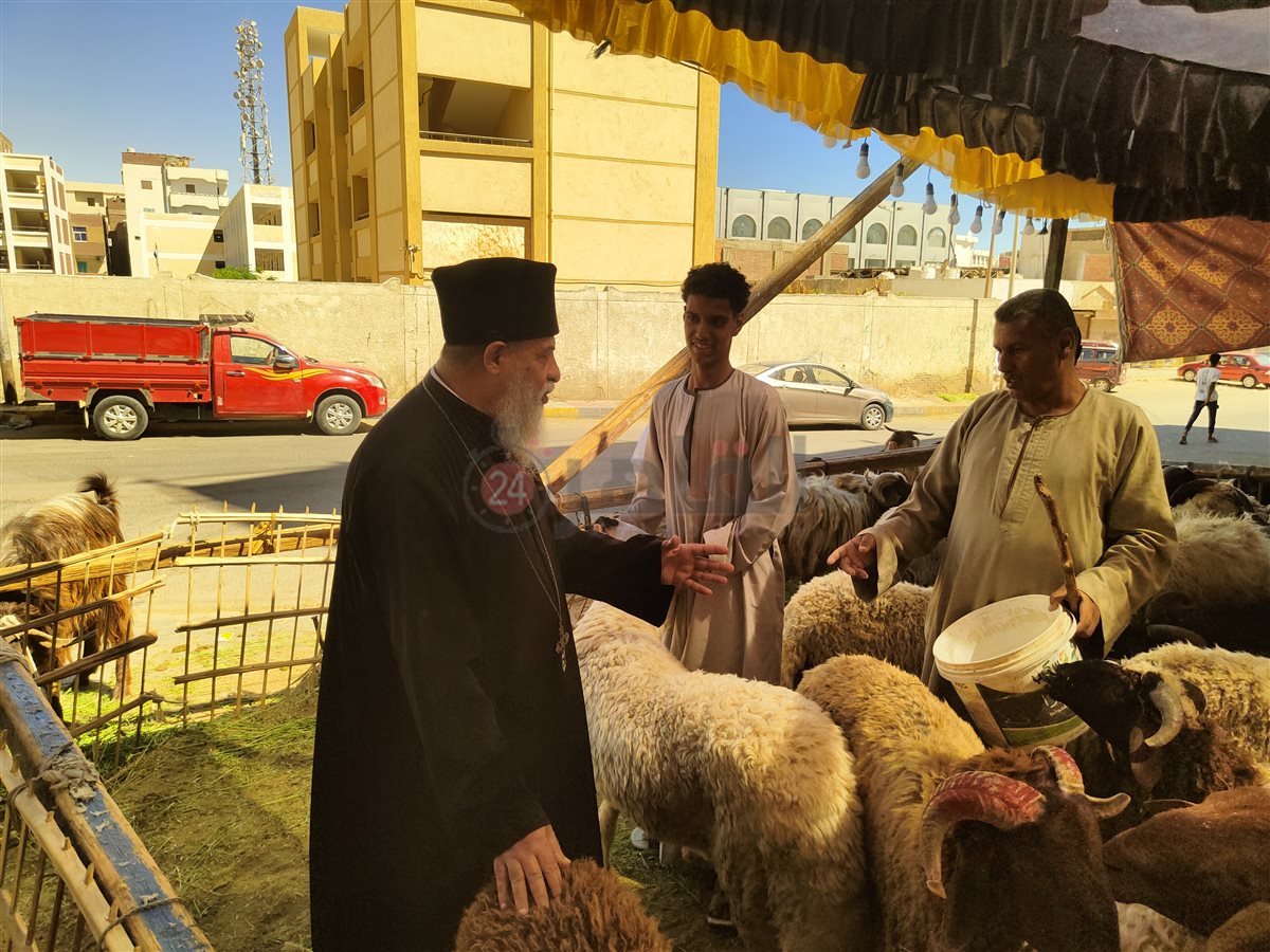 راعي الكنيسة الكاثوليكية يشتري أضحية العيد