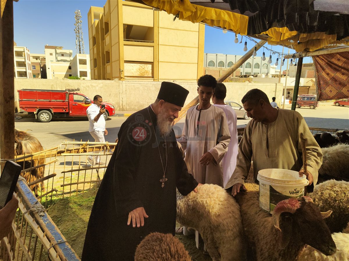راعي الكنيسة الكاثوليكية يشتري أضحية العيد