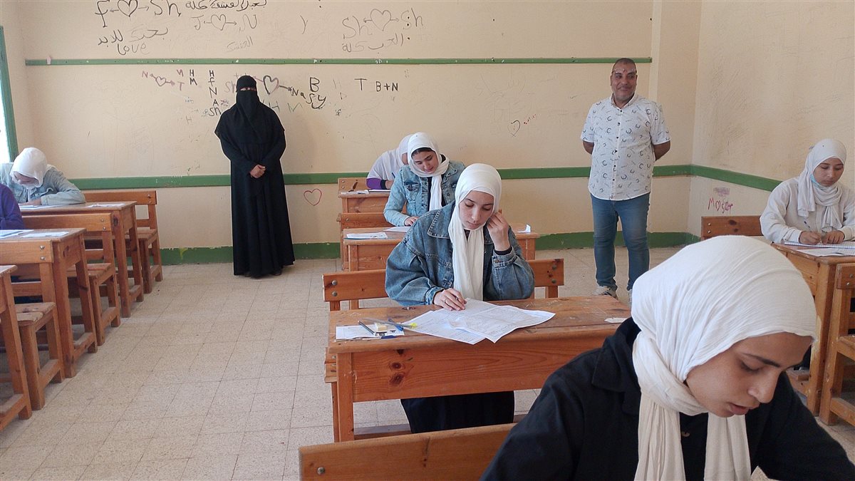 محافظ شمال سيناء يتفقد امتحانات الدبلومات الفنية بالعريش