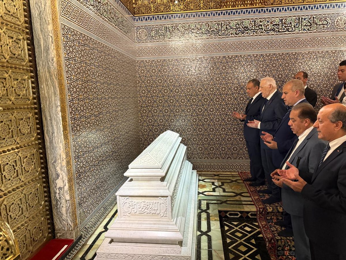 وزير الخارجية يزور ضريح  ملكيّ المملكة المغربية الراحلين امحمد الخامس والحسن الثاني