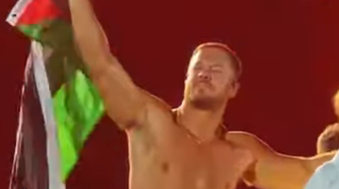 مغني الراب الأمريكي دان رونلدس يرفع علم فلسطين على المسرح بعد إلقائه له من الجمهور