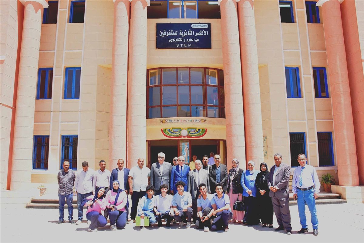 محافظ الأقصر يتفقد مدرسة المتفوقين