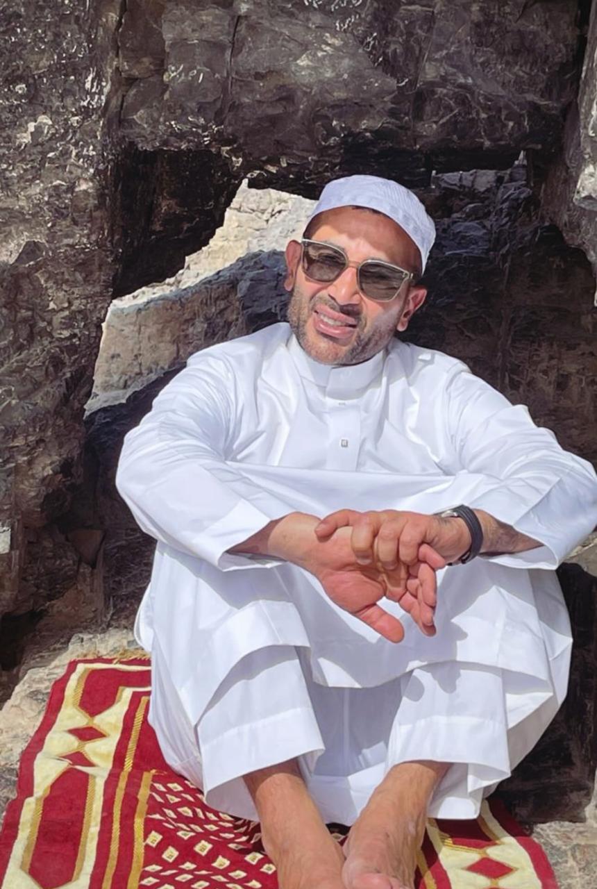 من كهف بني حرام.. أحمد سعد يظهر لأول مرة في غار السجدة بالمدينة المنورة بعد إزالة الوشم