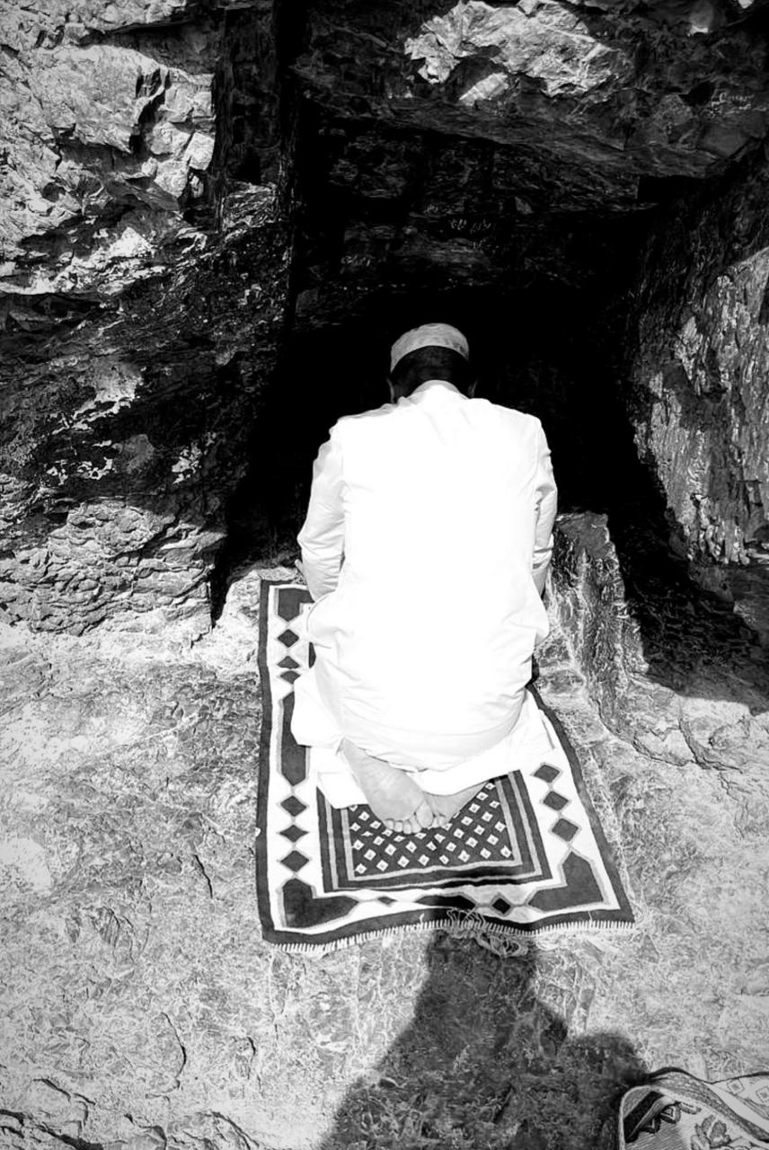 من كهف بني حرام.. أحمد سعد يظهر لأول مرة في غار السجدة بالمدينة المنورة بعد إزالة الوشم