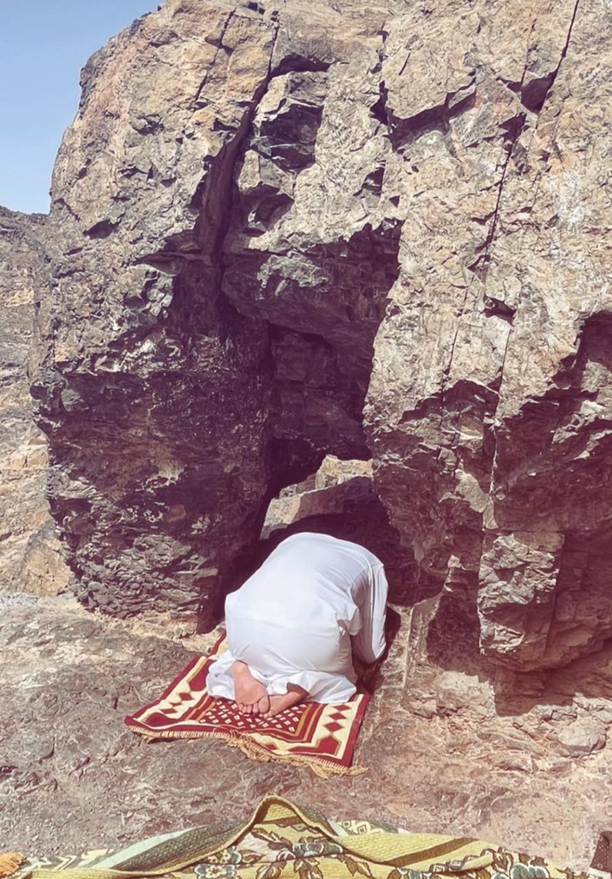 من كهف بني حرام.. أحمد سعد يظهر لأول مرة في غار السجدة بالمدينة المنورة بعد إزالة الوشم